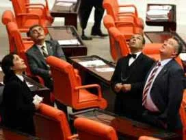 Bu milletvekilleri nereye bakıyor?