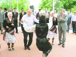 Engelleri kolbastıyla aştılar