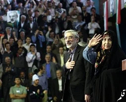 'Geri çekilmiş değilim sahnedeyim'