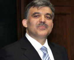 Gül, onayladı askerlik şartı kalktı