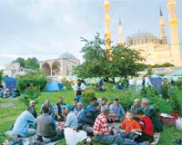 Güreş tutkunları Kırkpınar'a günler kala otelleri doldurdu
