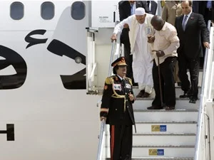 Kaddafi'nin yakasındaki sır...