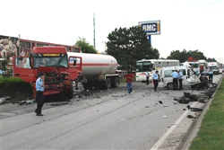 Karşı Şeride Geçen Araç Tankere Çarptı: 2 Yaralı