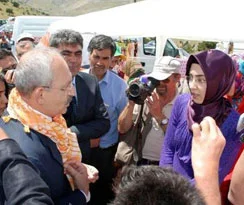 Kılıçdaroğlu, başörtülü liseliyle başörtüsünü tartıştı