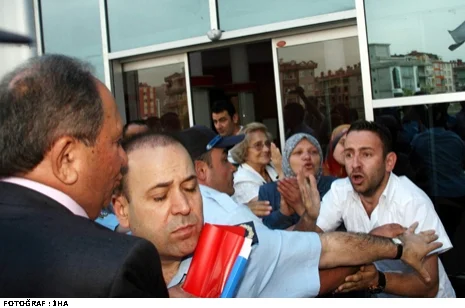 Kovulan işçiler, Belediye Başkanına saldırdı