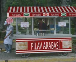 Krizde pilav arabalarını fırsata çevirdi