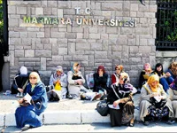 Marmara Üniversitesi başörütülü ailleri bahçeye bile almadı