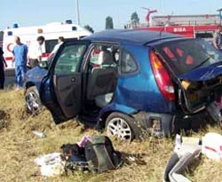 Tekeri patlayan minibüs bariyere çarptı: 14 yaralı