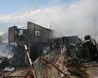 Tiner dolu TIR takla attı 3 ev yandı