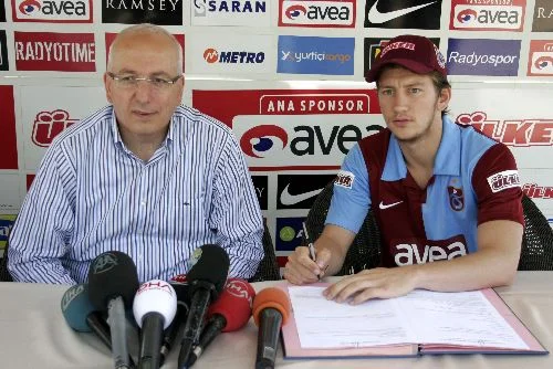 Trabzonspor transferde ilk imzayı attırdı