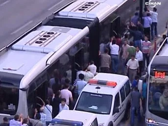 Yakıtı biten metrobüsü durağa ittiler / VİDEO