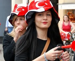 Almanya'daki Türk kızları şaşırttı