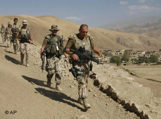 Almanya güçlenen Taliban'a saldırıyor