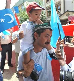 Çin'e gün boyu protesto!