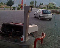 Dalgın kadın sürücü, benzin almayı unutursa...
