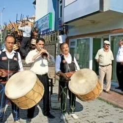 Davul-zurna çalıp kahvehane kapattı