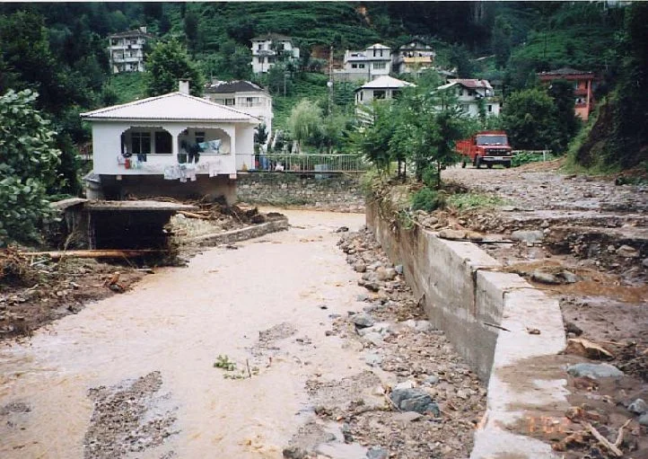 Karadeniz'i sel vurdu