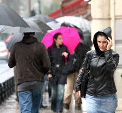 Kars'ta sağanak yağış hayatı felç etti