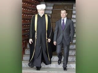 Medvedev'den cami ziyareti
