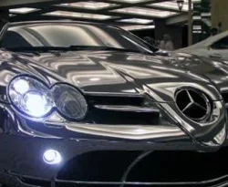 Mercedes'leri altınla kaplıyor