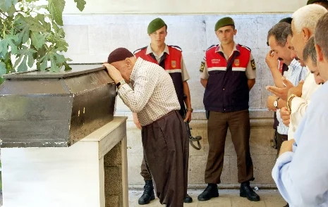 Oğlunun cenazesinde, jandarma eşliğinde saf tuttu