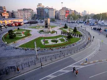 Öğrenci harçlarını protesto ettiler