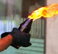 Polis aracına molotoflu saldırı