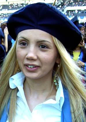 Sinem mezarda, Faruk dışarıda