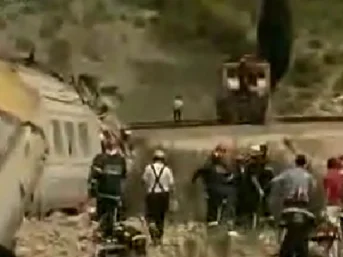 Tren kazasına koştular ama tren çarptı