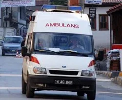 Yaralı taşıyan ambulansın kapısı açıldı