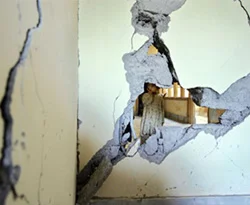 123 bin bina 10 yıldır yıkılmayı bekliyor