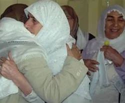 Annelerden beyaz tülbentli barış mesajı