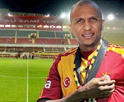 Aurelio Aslan'a imzayı atıyor