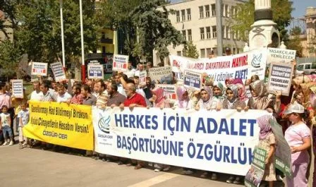 Başörtüsü eylemleri tam gaz devam