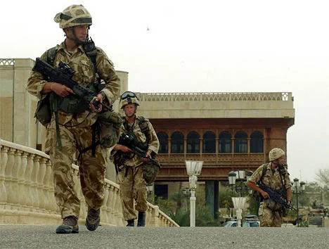 Basra'da ABD ile Irak'ın devir teslimi