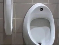 Cami tuvaletindeki pisuvar kaldırıldı