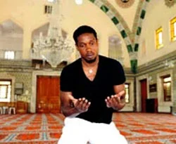 Cimbom'un yıldız futbolcusu Keita camide