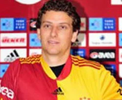 Elano, el üstünde tutuluyor