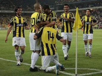 Fenerbahçe taraftarının önünde