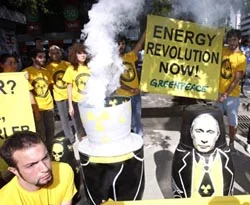 Greenpeace'den Putin'e, 'matruşka'lı protesto