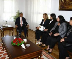 Gül şehit yakınlarını 'onur'e etti
