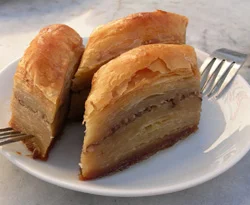 Hurmalı baklava ve dondurma üretildi