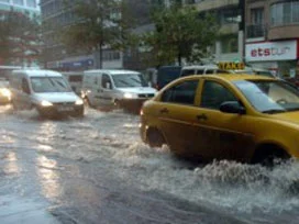 İstanbul'da sağanak yağışlar sürüyor