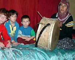Kadın davulcudan isteğe göre Ramazan manisi