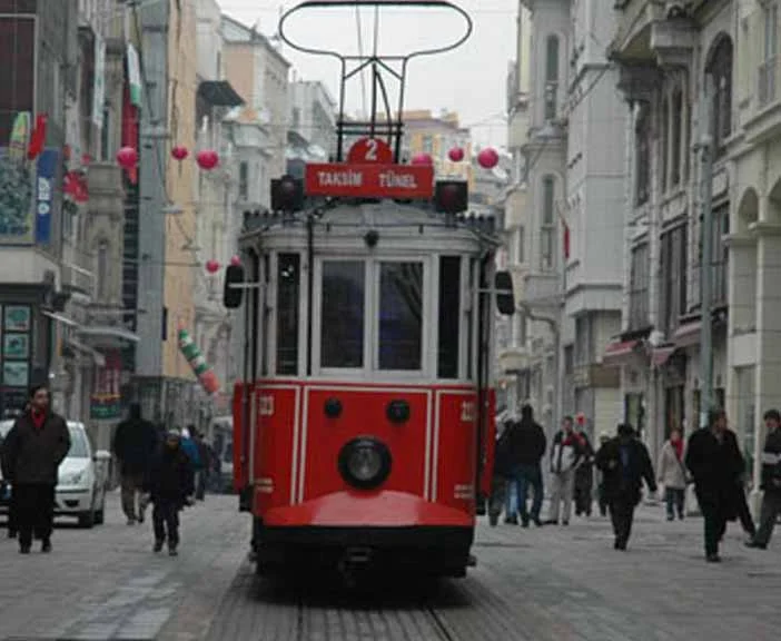 Köpekten Tramvaya Sıkı Takip