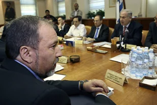 Lieberman'a yolsuzluk suçlaması