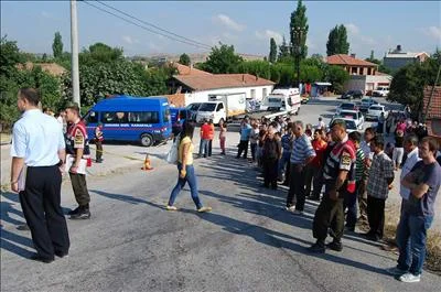 Minibüs, işçilerin arasına daldı
