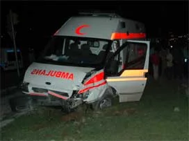 Otomobil, askeri ambulansla çarpıştı