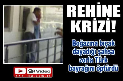 Rehin aldı, Türk bayrağını öptürdü