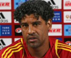 Rijkaard iplerini çekiyor